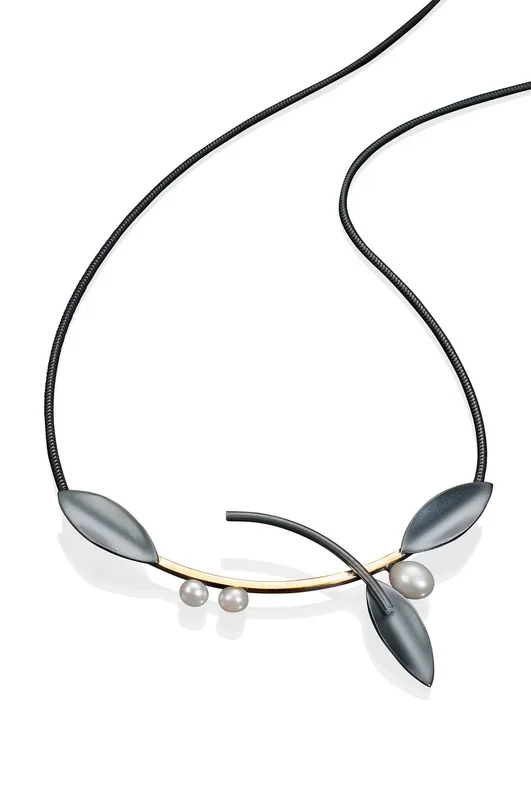 Alternating Leaf Necklace with White Pearls