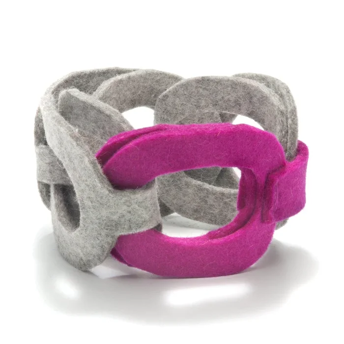 Big Felt-Chain Cuff – Gray with Magenta Link